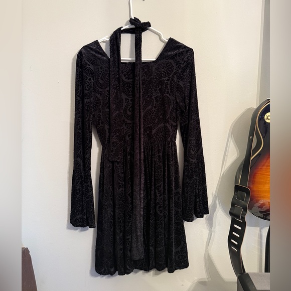 Elegant Black Bell Sleeve Dress - Picture 5 of 6